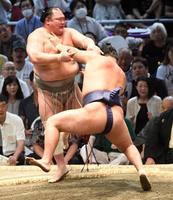 　北勝富士（左）を押し出しで下し、初優勝を決めた豊昇龍（撮影・佐藤厚）