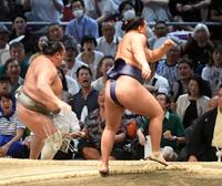 　北勝富士（左）を押し出しで下し、初優勝を決めた豊昇龍（撮影・佐藤厚）