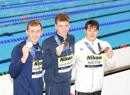 　銅メダルを手に笑顔の瀬戸大也（右）