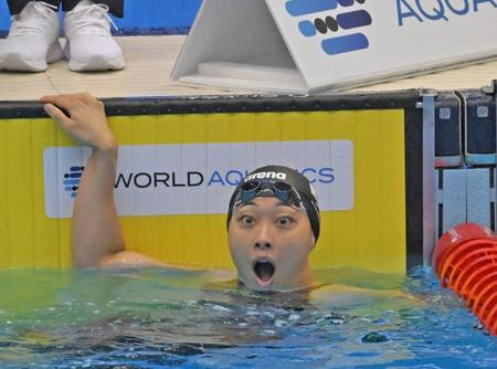 　女子１００メートル平泳ぎ予選を泳ぎ終え、電光掲示板を見て驚きを隠せない鈴木聡美（撮影・中田匡峻）