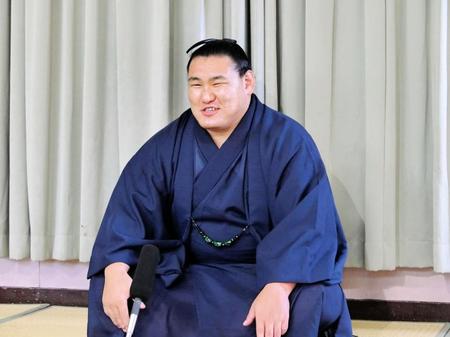 優勝一夜明け会見で笑顔を見せる豊昇龍