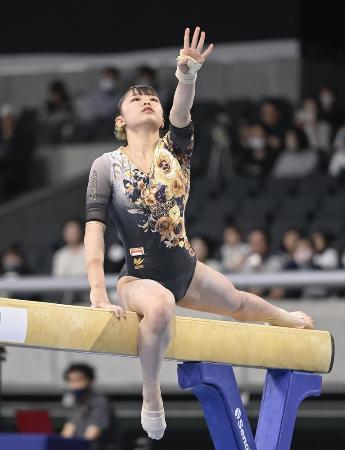 　５月の体操ＮＨＫ杯個人総合の平均台で演技する渡部葉月＝東京体育館