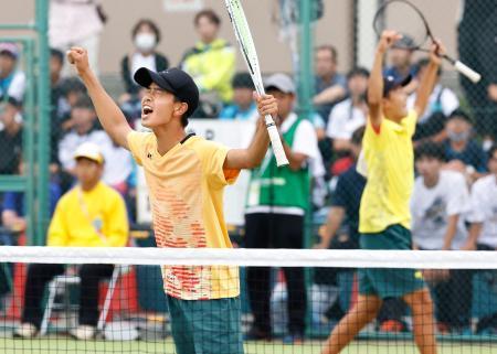 　ソフトテニス男子個人決勝でポイントを奪い喜ぶ尽誠学園の坂口、野本（手前）組。宮城に競り勝ち優勝した＝苫小牧市緑ケ丘公園庭球場