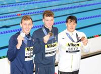 　銅メダルを手に笑顔の瀬戸大也（右）