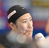 　女子１００メートルバタフライ予選を終え、取材を受ける池江璃花子（撮影・中田匡峻）