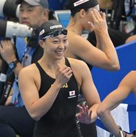 　女子１００Ｍ平泳ぎ予選を終え、笑顔の鈴木聡美（撮影・中田匡峻）