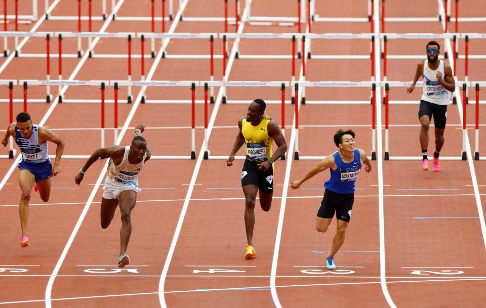 　男子１１０メートル障害で２位に入った泉谷駿介（右から２人目）（ロイター＝共同）