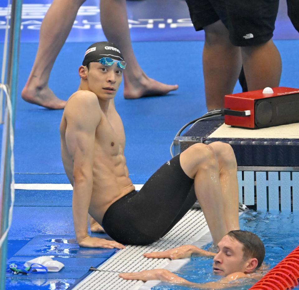 　男子１００Ｍ背泳ぎ予選を終え、プールサイドに上がる入江陵介（撮影・中田匡峻）