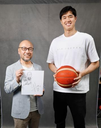 　対談を終え写真撮影に応じる、人気漫画「スラムダンク」作者の井上雄彦さん（左）と米プロバスケットボールＮＢＡの渡辺雄太