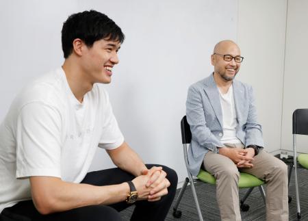 　対談する米プロバスケットボールＮＢＡの渡辺雄太（左）と人気漫画「スラムダンク」作者の井上雄彦さん