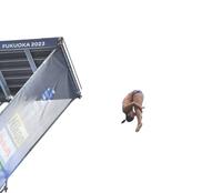 　ハイダイビング、２本目を飛ぶ荒田恭兵（撮影・中田匡峻）