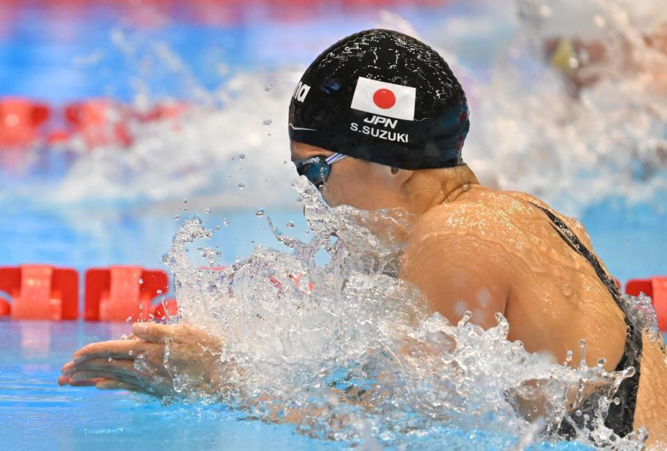 　女子１００Ｍ平泳ぎ準決勝、力泳する鈴木聡美＝マリンメッセ福岡（撮影・中田匡峻）