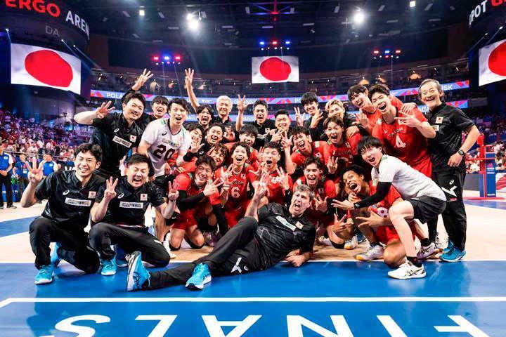 　３位となり喜ぶ日本代表チーム＝グダニスク（国際バレーボール連盟提供・共同）