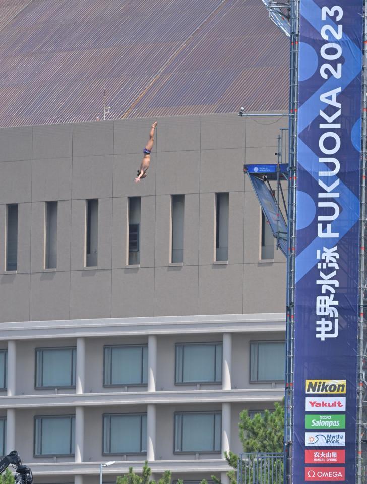 　福岡ペイペイドームを背にハイダイビングの１本目を飛ぶ荒田恭兵（撮影・中田匡峻）