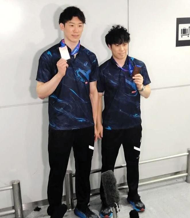 　メダルを掲げる（左から）石川祐希、山本智大