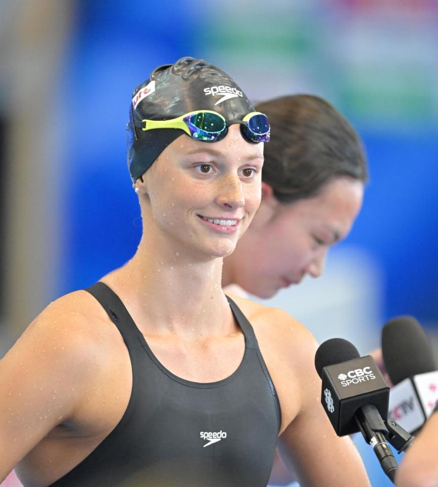 　２３日の女子４００メートル自由形予選後、インタビューを受けるサマー・マッキントッシュ（撮影・中田匡峻）