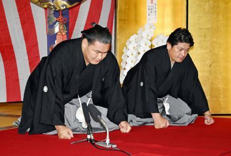 　大関昇進の伝達を受け、口上を述べる豊昇龍（左）。右は立浪親方＝２６日午前、名古屋市の立浪部屋宿舎（代表撮影）