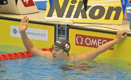 　男子２００メートル個人メドレー予選を終え、スタンドに手を振る瀬戸大也（撮影・中田匡峻）