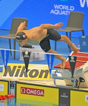 　男子２００メートル個人メドレー予選、勢いよくスタートする瀬戸大也（撮影・中田匡峻）