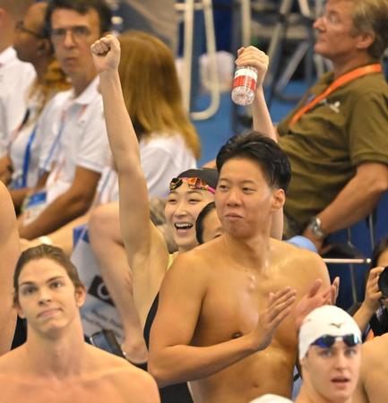 　男女混合４×１００メドレーリレーで予選を通過し、いち早く喜ぶ池江璃花子（後方中央）＝撮影・中田匡峻