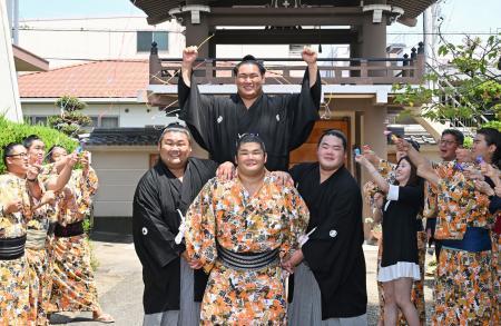 　大関昇進の伝達式を終え、騎馬に乗って兄弟子らの祝福を受ける豊昇龍＝２６日午前、名古屋市の立浪部屋宿舎（代表撮影）