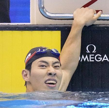 　男子２００メートルバタフライ決勝　タイムを確認する本多灯＝マリンメッセ福岡