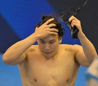 　男子１００メートル自由形予選を終え、厳しい表情の松元克央（撮影・中田匡峻）