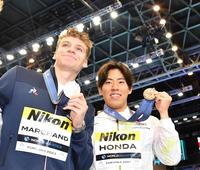 　男子２００メートルバタフライ決勝、銅メダルの本多灯（右）と金メダルのレオン・マルシャン（撮影・中田匡峻）