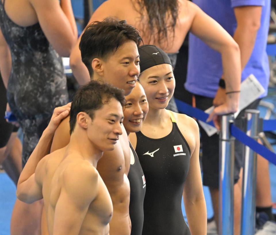 　男女混合４×１００メドレーリレー予選を通過した（手前左から）入江陵介、渡辺一平、相馬あい、池江璃花子（撮影・中田匡峻）