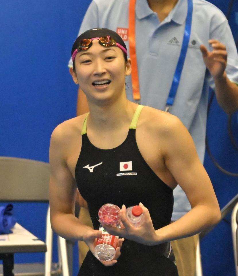 　レース後、メンバーに水を持っていく池江璃花子（撮影・中田匡峻）