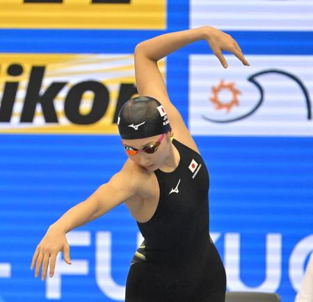 　女子１００メートル自由形予選前、体を動かす池江璃花子（撮影・中田匡峻）