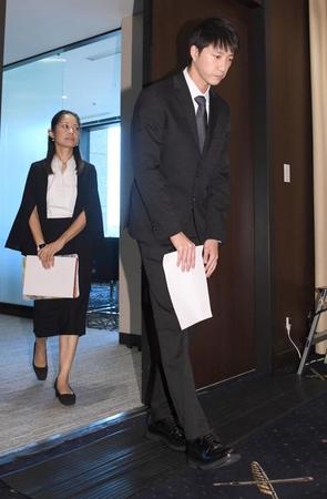 　一礼して会場に入る江宏傑氏。左は大渕愛子弁護士（撮影・棚橋慶太）