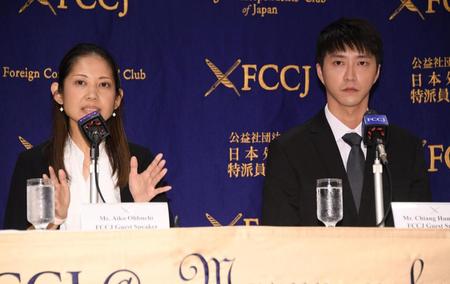 　会見する江宏傑氏（右）と大渕愛子弁護士（撮影・棚橋慶太）