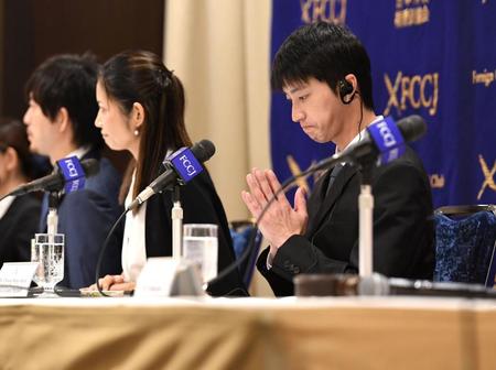 　会見を終え、悲痛な表情で手を合わせる江宏傑氏（撮影・棚橋慶太）