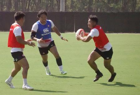 　トンガ戦に向け調整する長田（右）ら＝宮崎市