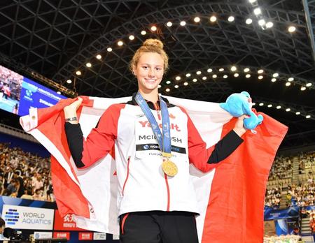 　女子２００メートルバタフライ決勝、金メダルを獲得したサマー・マッキントッシュ（撮影・中田匡峻）