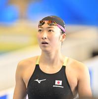 　女子１００メートル自由形予選を終え、電光掲示板を見ながら引き揚げる池江璃花子（撮影・中田匡峻）