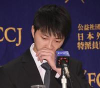 　会見で涙を流す江宏傑氏（撮影・棚橋慶太）