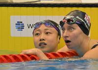 　女子２００メートルバタフライ決勝、５位だった三井愛梨（左）＝撮影・中田匡峻