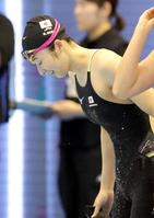 　女子１００メートル自由形準決勝のレースを終え、頭を下げる池江璃花子