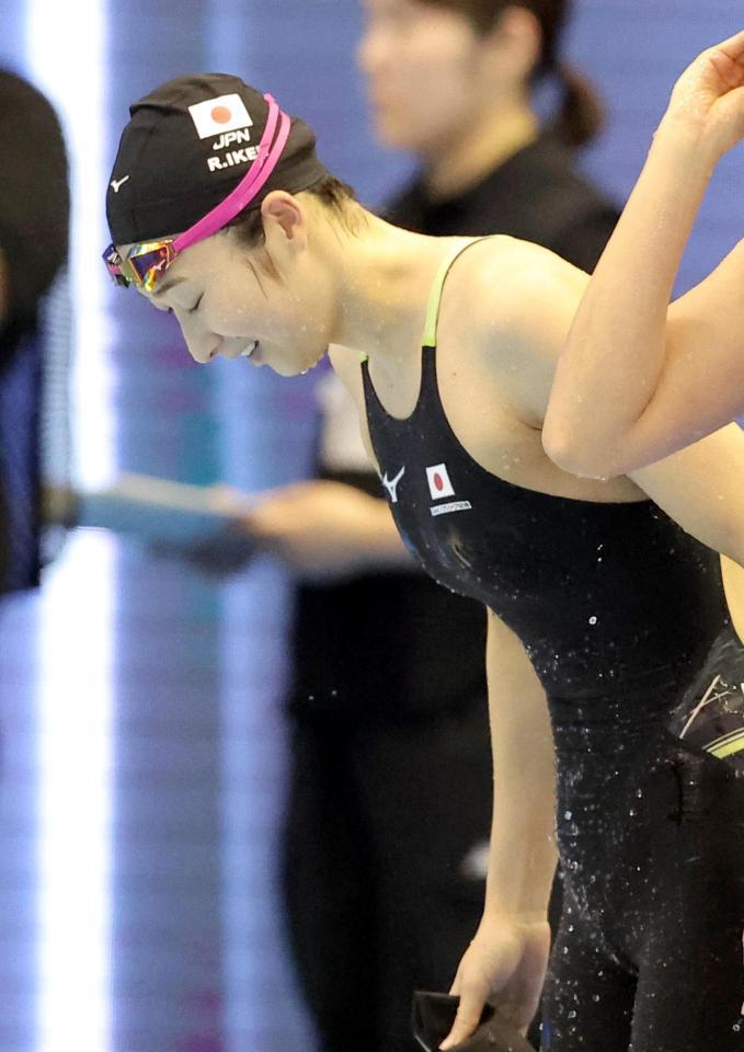 　女子１００メートル自由形準決勝のレースを終え、頭を下げる池江璃花子