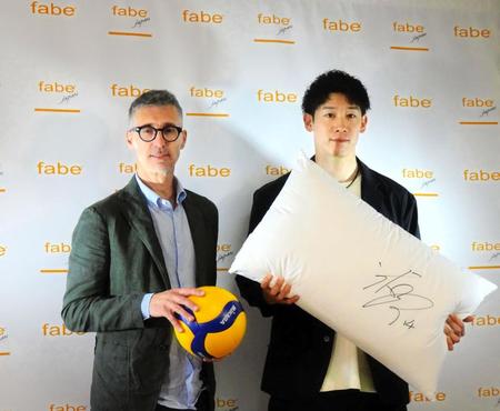 　イタリアの寝具メーカー「Ｆａｂｅ社」のアンバサダーに就任した石川祐希（右）