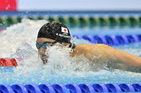 　男子１００メートルバタフライ準決勝、力泳する松元克央（撮影・中田匡峻）