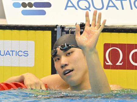 　男子１００メートルバタフライ準決勝を泳ぎ終え、スタンドに手を振る松元克央（撮影・中田匡峻）