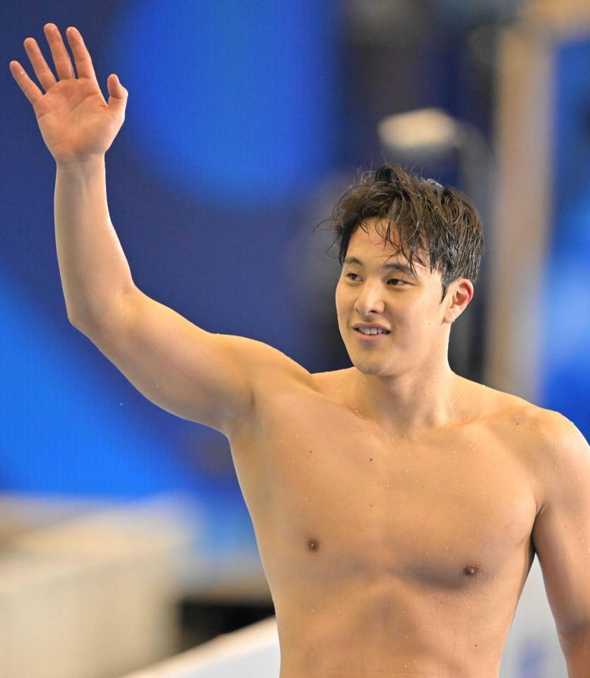 　レースを終えて手を振りながら引き揚げる瀬戸大也