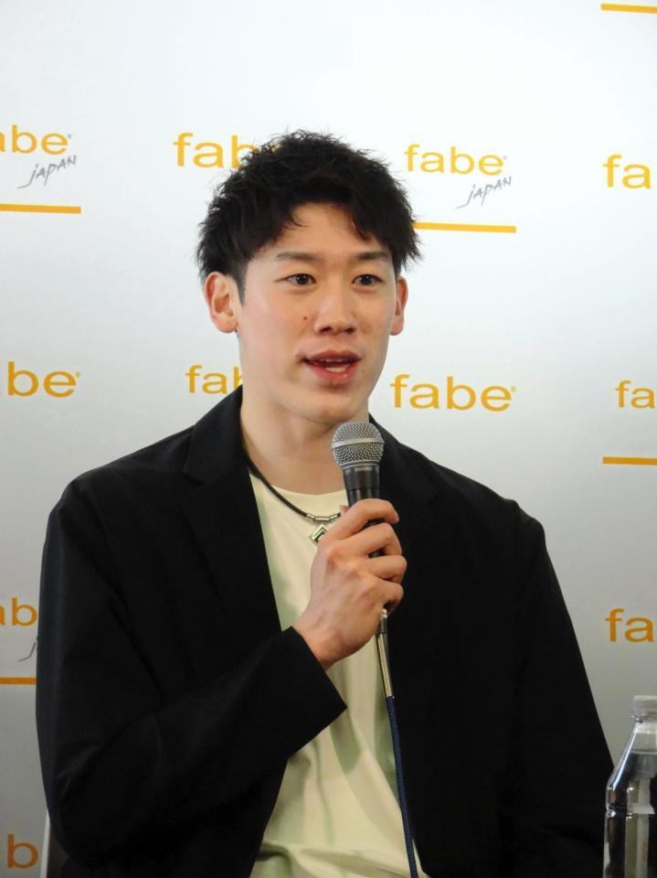 　イタリアの寝具メーカー「Ｆａｂｅ社」のアンバサダー就任会見で、流ちょうなイタリア語を披露する石川祐希