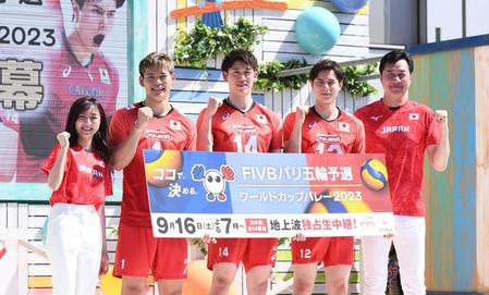　ガッツポーズをする（左から）佐久間みなみアナウンサー、西田有志、石川祐希、高橋藍、日本バレーボール協会の川合俊一会長（撮影・園田高夫）