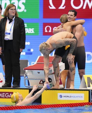 　混合４００メートルリレーで、世界新で優勝したオーストラリア＝マリンメッセ福岡