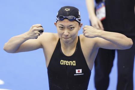 　女子５０メートル平泳ぎで決勝進出を決め、喜ぶ鈴木聡美＝マリンメッセ福岡