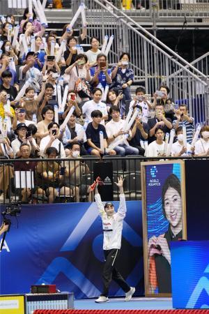 　世界水泳選手権女子５０メートルバタフライ決勝で、入場する池江璃花子（手前）と迎える多くの観客＝２９日、マリンメッセ福岡